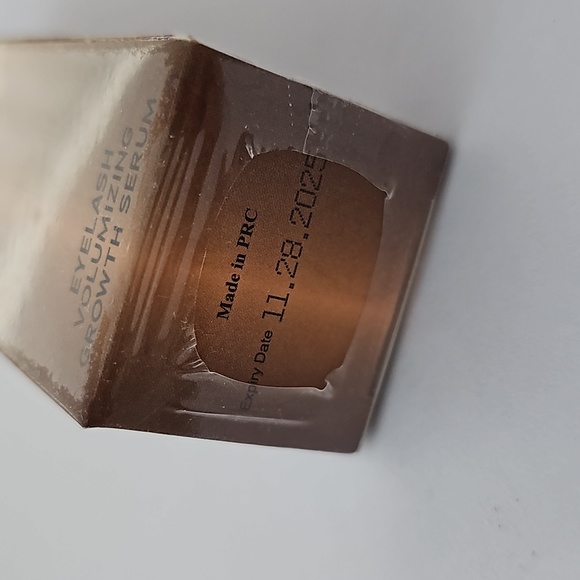 Eyelash Volumizing Growth Serum - Picture 2 of 6